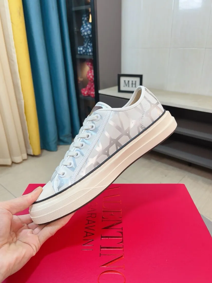 Men's shoes 💰500🌸🌸[Valentino] Couple model, official website 1:1 replica, fashionable casual men's shoes 🔜The upper is made of imported high-quality original special upper sheepskin lining, the upper foot is very stylish, personalized fashionable rubber wear-resistant outsole, size: 35-44 (45 can be customized)